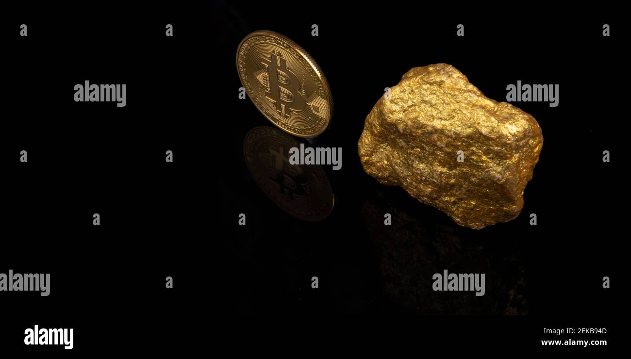 Investitionen an globalen Aktienmärkten und Kryptowährungskonzept: Ein einziges goldenes Bitcoin und ein Goldstück. Schwarze glänzende Oberfläche mit Kopierfläche Stockfoto