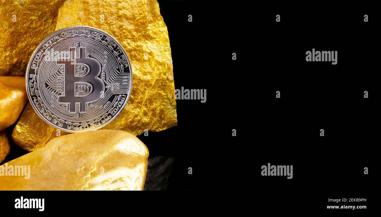 Investition an globalen Börsen und Krypto-Währungskonzept: Eine Silberbitcoin auf vielen Goldstücken auf schwarzem Hintergrund mit Kopierraum Stockfoto