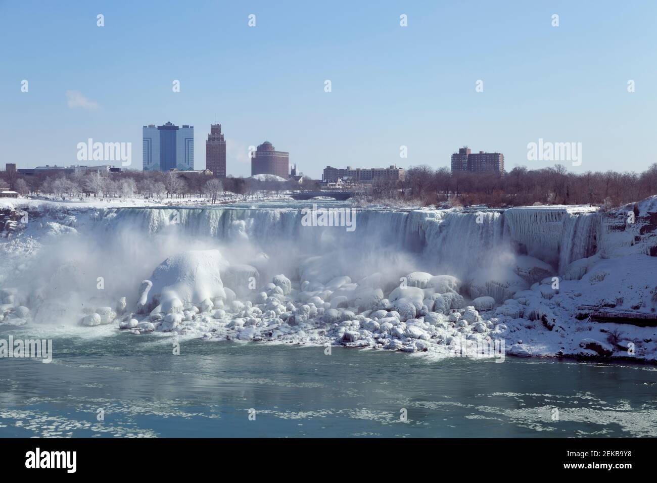 Niagara Falls Ontario Kanada. Niagara Falls im Winter Blick auf amerikanischen Wasserfälle von kanadischer Seite. Stockfoto