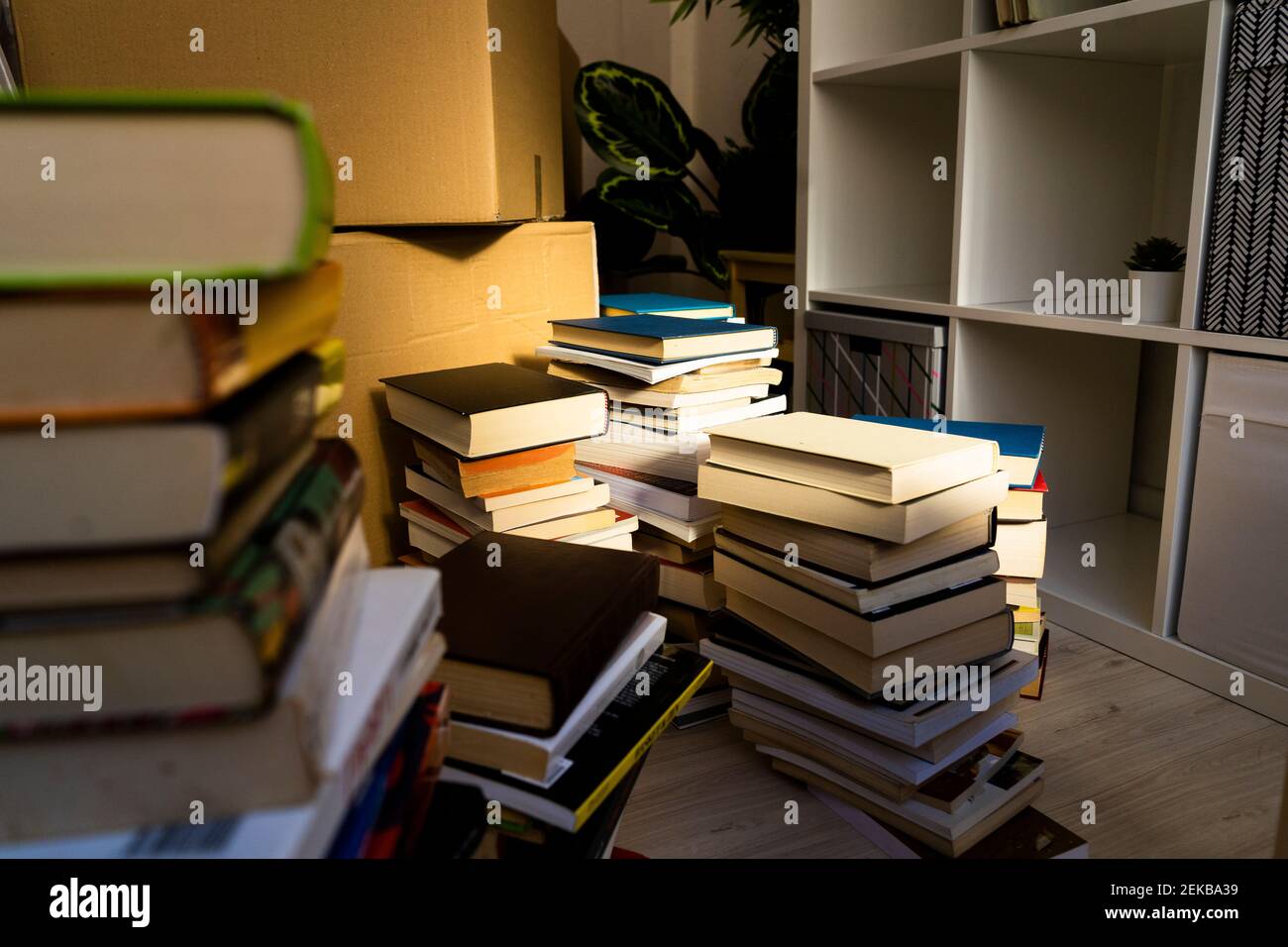 Stapel von Büchern in neuen Loft-Wohnung Stockfoto