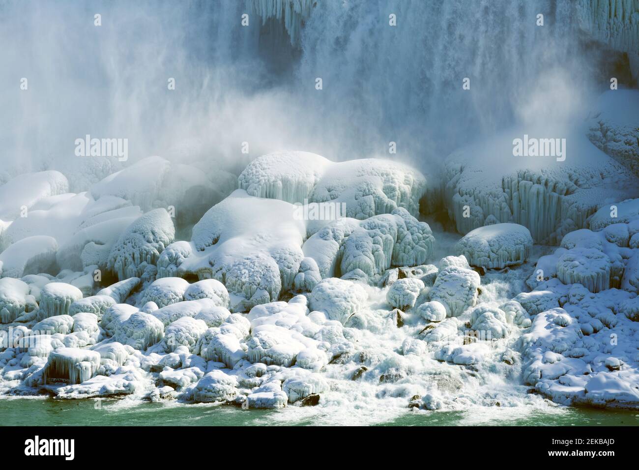 Niagara Falls Ontario Kanada. Niagara Falls im Winter Blick auf amerikanischen Wasserfälle von kanadischer Seite. Stockfoto