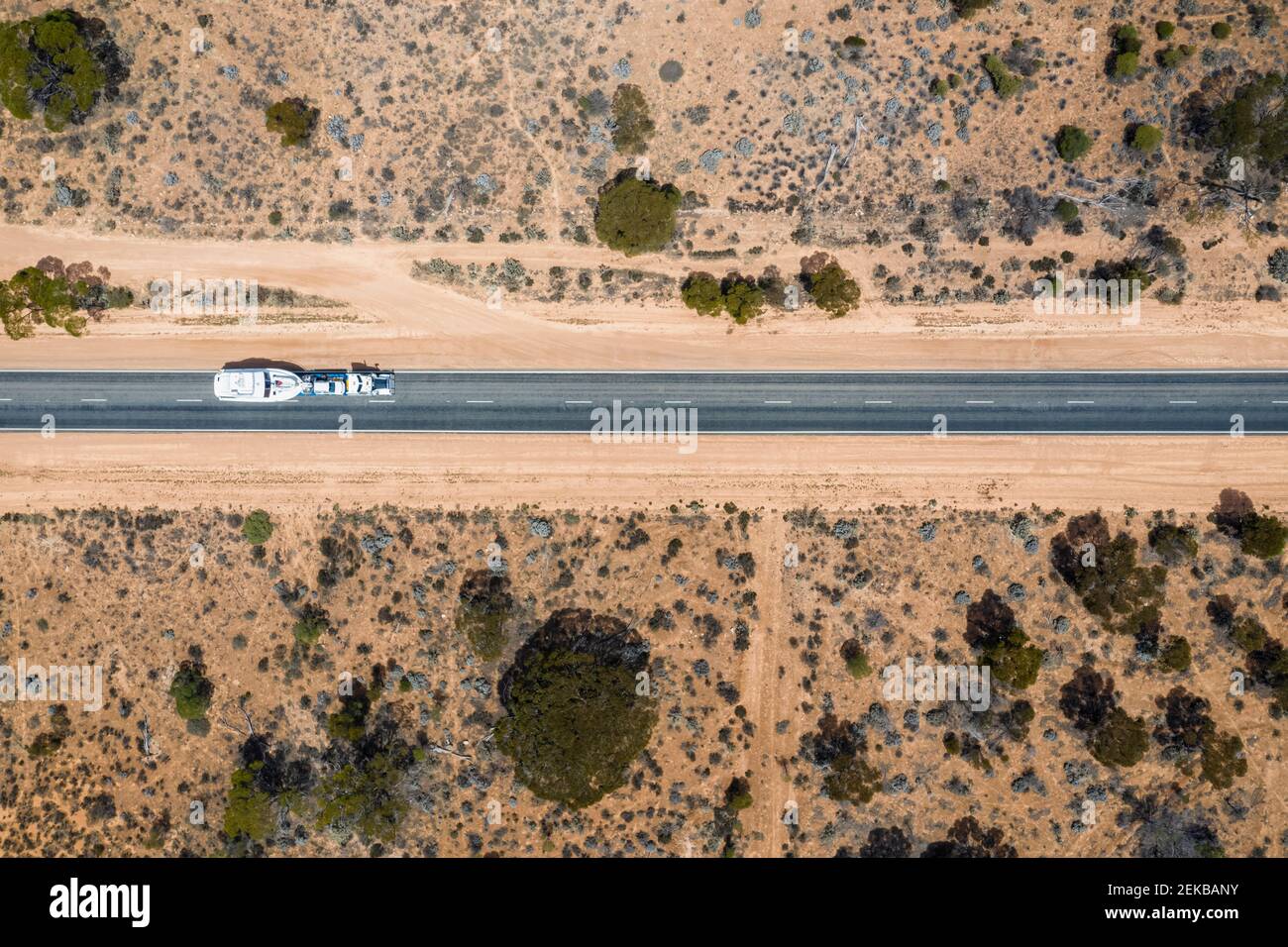 Luftaufnahme des Autos, das entlang des Eyre Highway fährt Stockfoto
