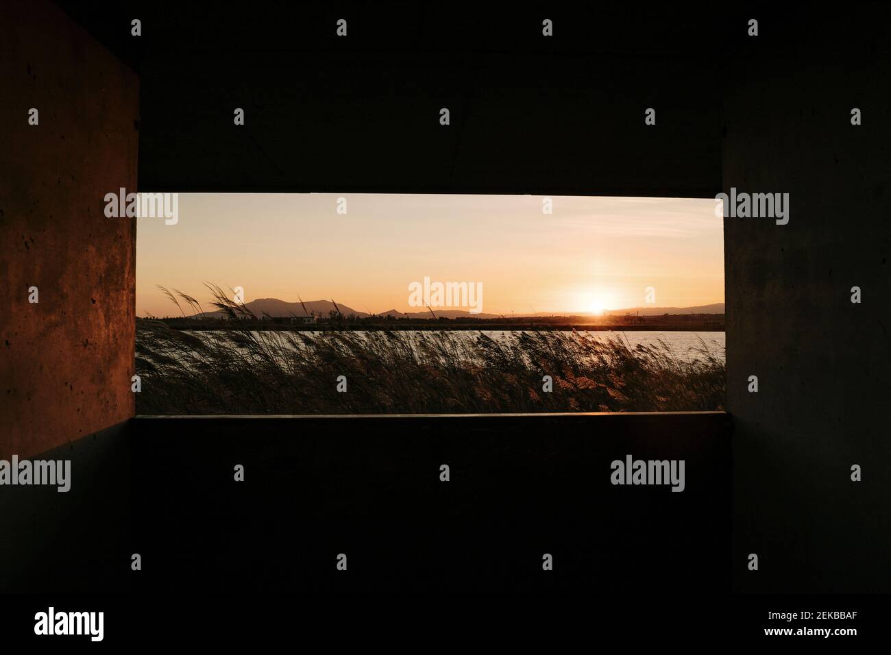 Spanien, Ebro Delta, Sonnenuntergang über Landschaft mit Architekturelement Stockfoto