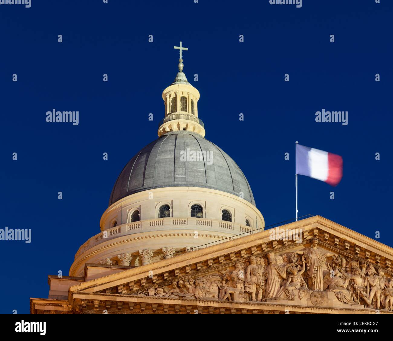 Frankreich, Ile-de-France, Paris, der Pantheon-Dom steht nachts gegen den klaren Himmel Stockfoto