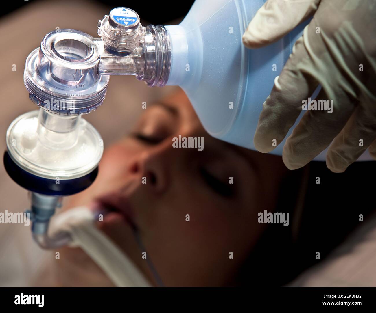 Hand des Arztes, der den Sauerstoffambu-Beutel zum Patienten hält ITS Stockfoto