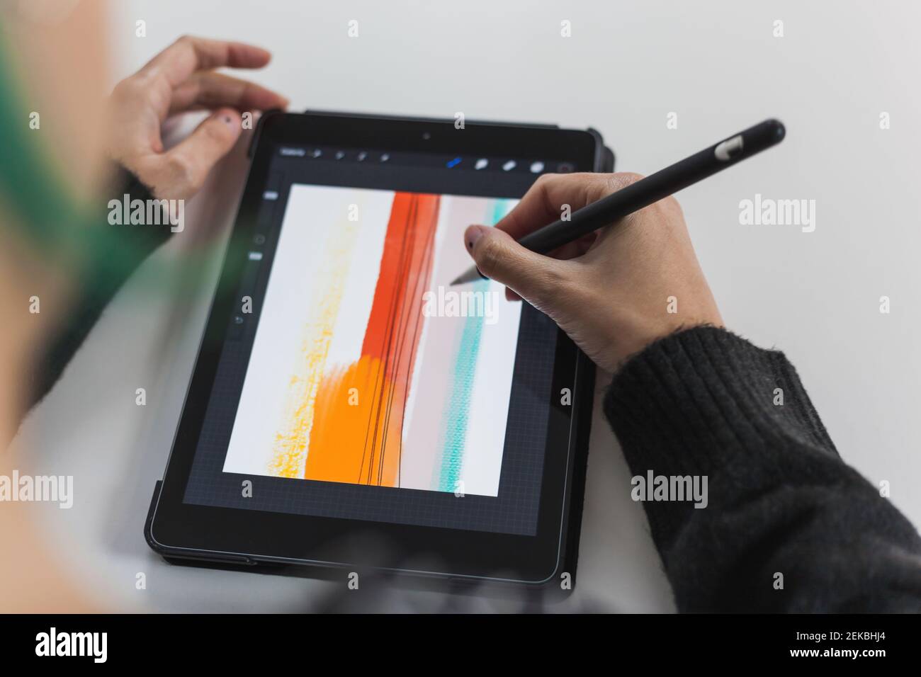 Künstlerin Zeichnung mit digitalisiertem Stift auf digitalem Tablet Stockfoto