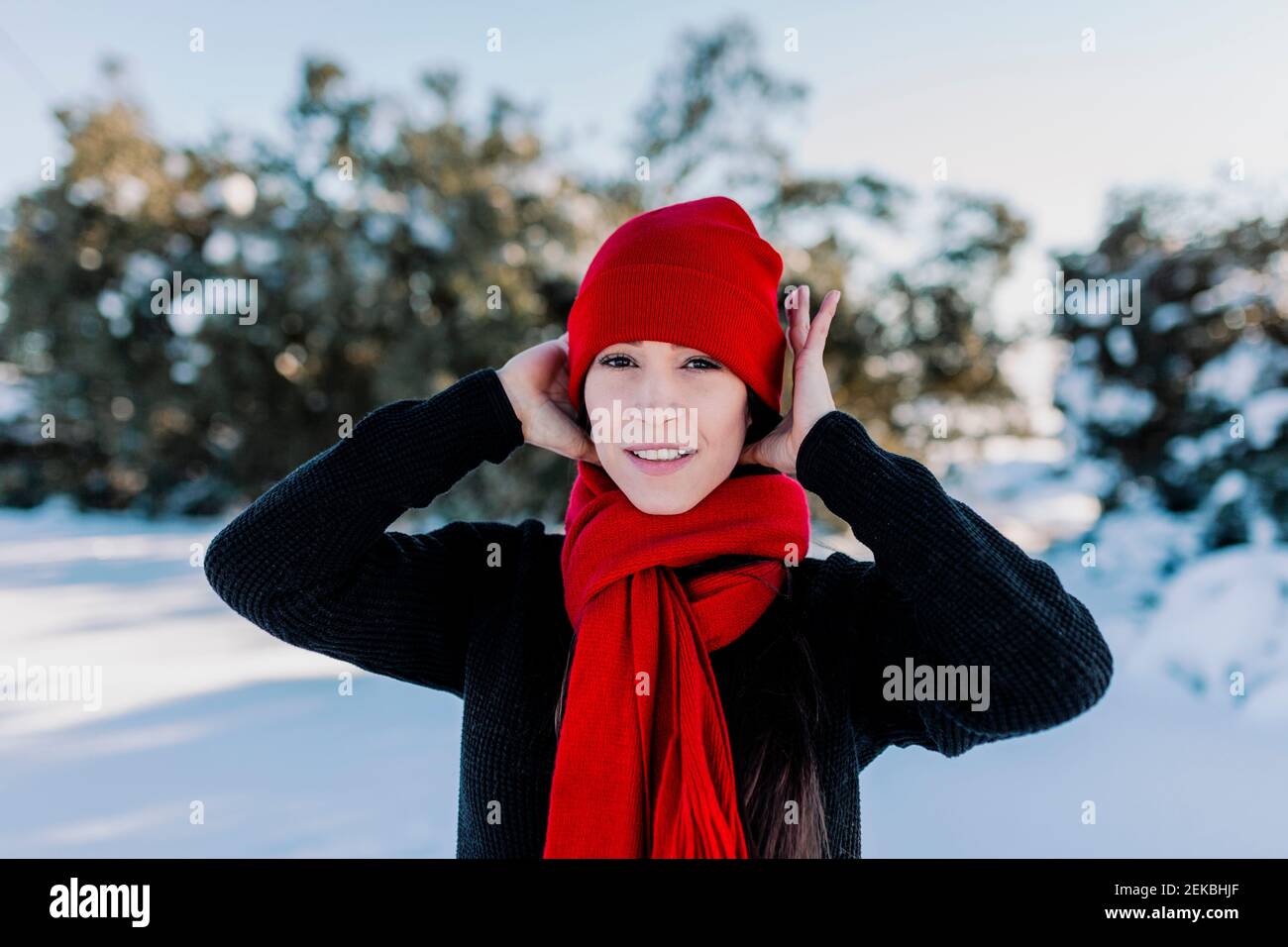 Schöne Frau trägt roten Schal auf dem Land stehen Stockfoto