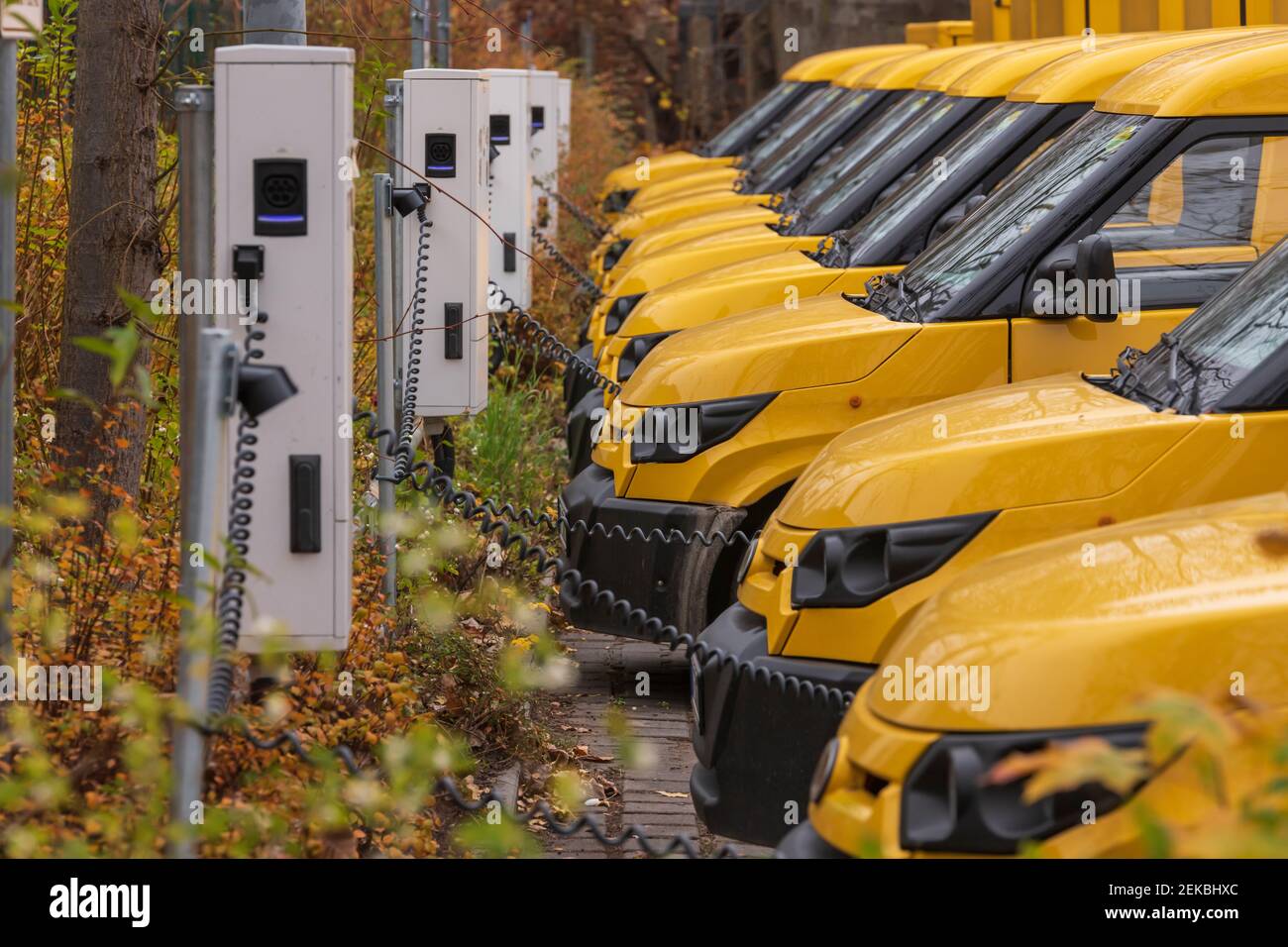 Gelbe Elektrofahrzeuge an der Ladestation Stockfoto