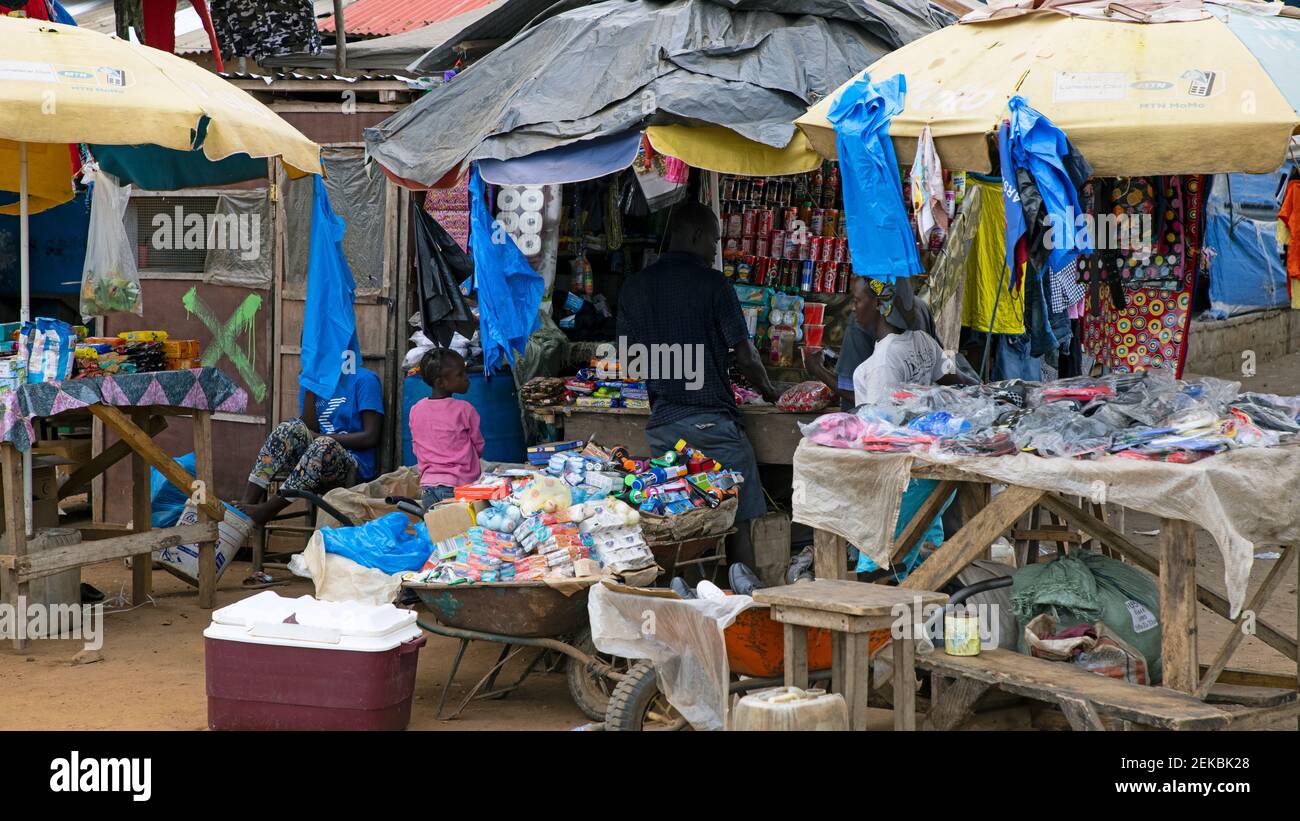 Geschäftige Marktstraße Monrovia Liberia. Westafrika ist ein historisches Land mit dunklen Bürgerkriegen, Ebola und COVID sowie wirtschaftlichen Misserfolgen. Armut. Stockfoto