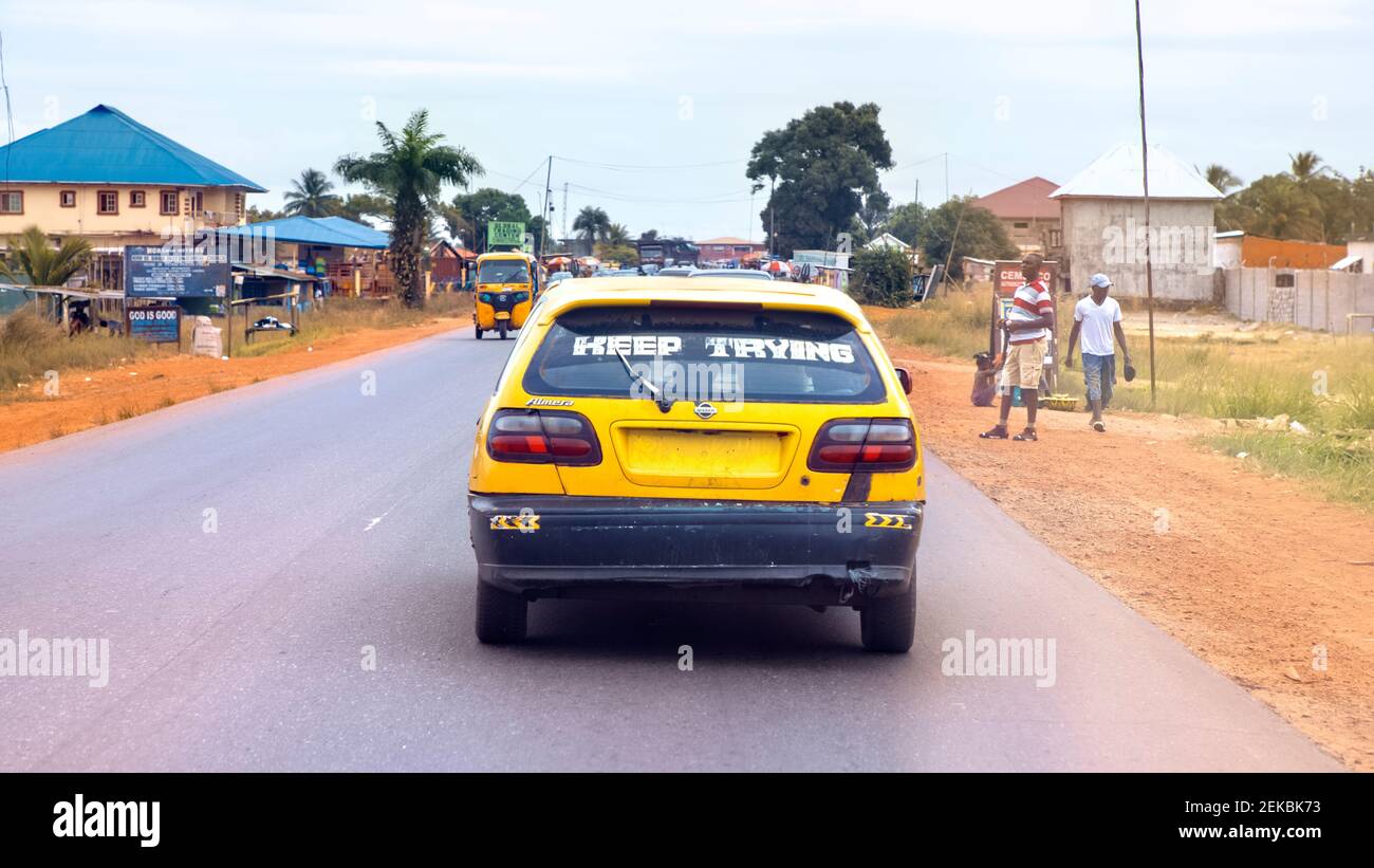 Geschäftige Marktstraße Monrovia Liberia. Westafrika ist ein historisches Land mit dunklen Bürgerkriegen, Ebola und COVID sowie wirtschaftlichen Misserfolgen. Armut. Stockfoto