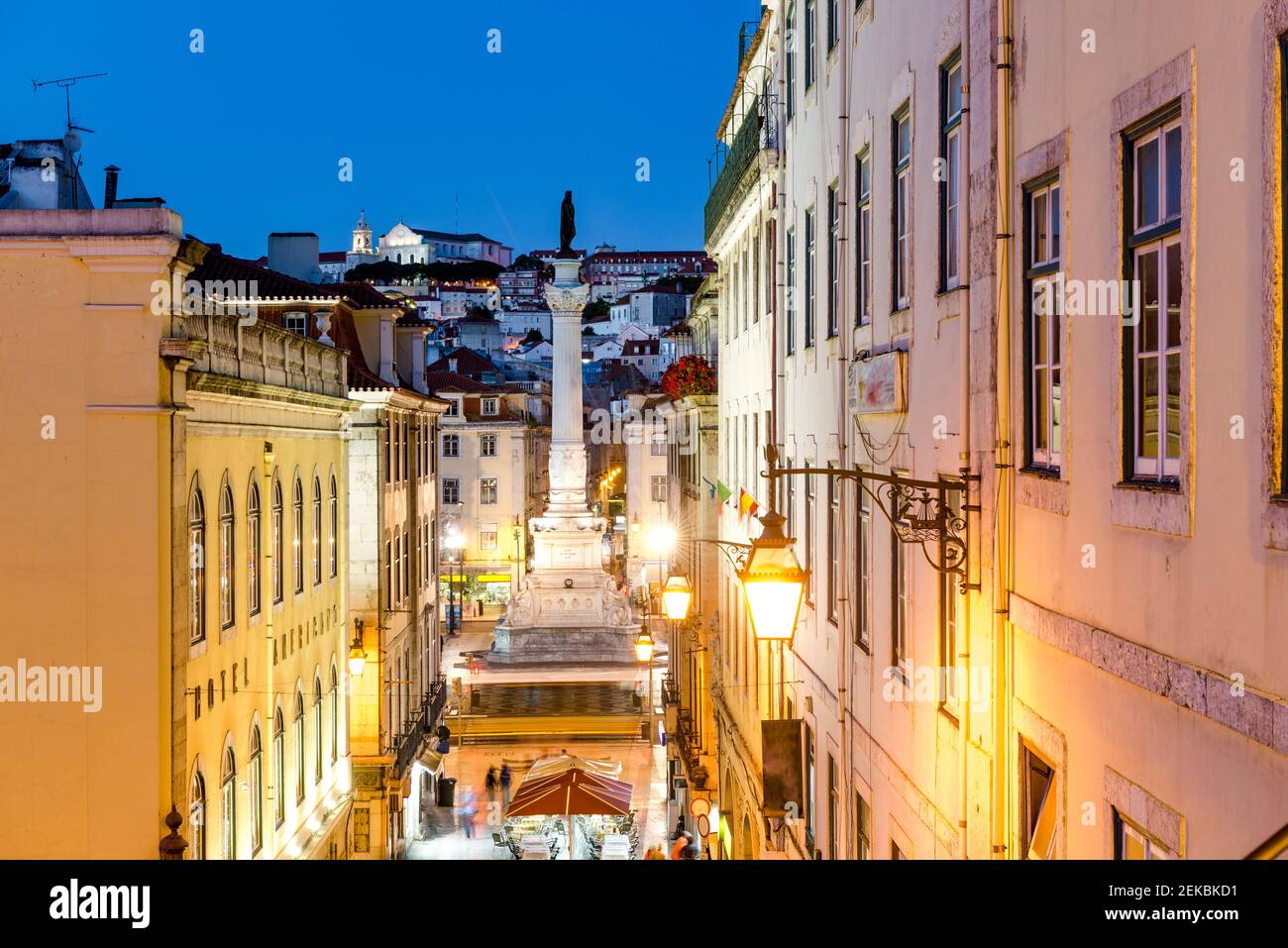 Portugal, Lissabon, Chiado, Calcada do Duque, Altstadtgebäude und Säule von Pedro IV Stockfoto