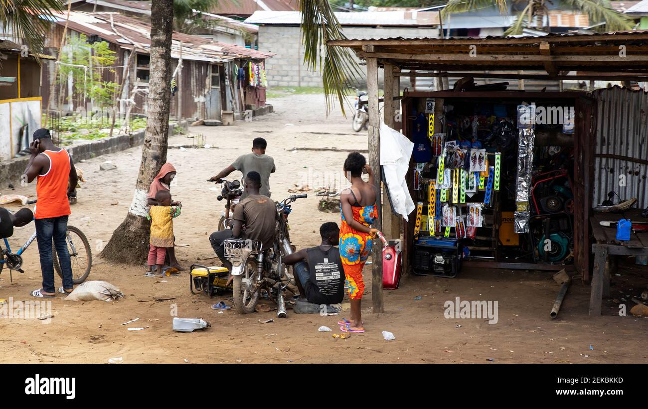 Geschäftige Marktstraße Monrovia Liberia. Westafrika ist ein historisches Land mit dunklen Bürgerkriegen, Ebola und COVID sowie wirtschaftlichen Misserfolgen. Armut. Stockfoto