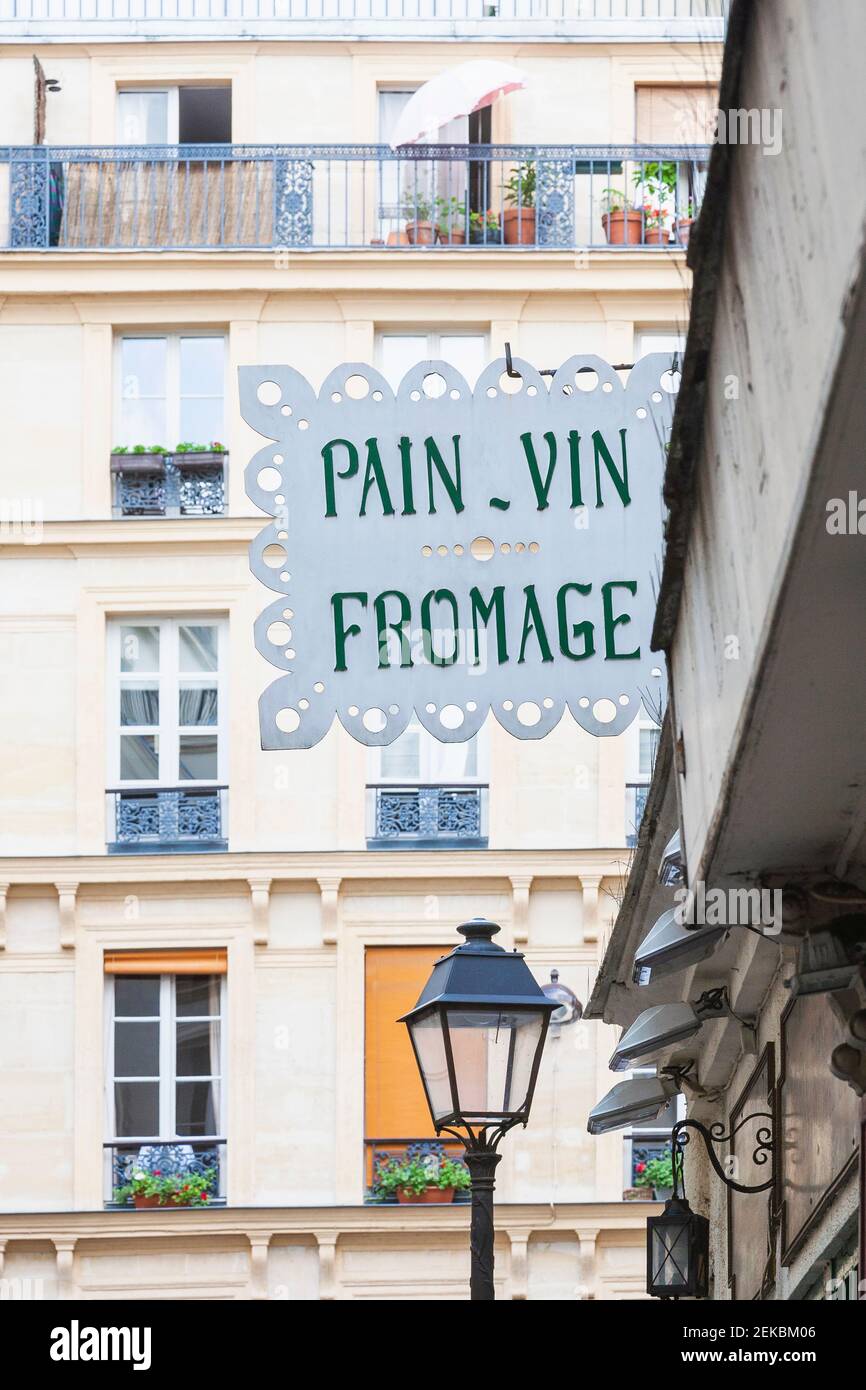 Frankreich, Ile-de-France, Paris, Restaurant-Schild am Apartmentgebäude Stockfoto