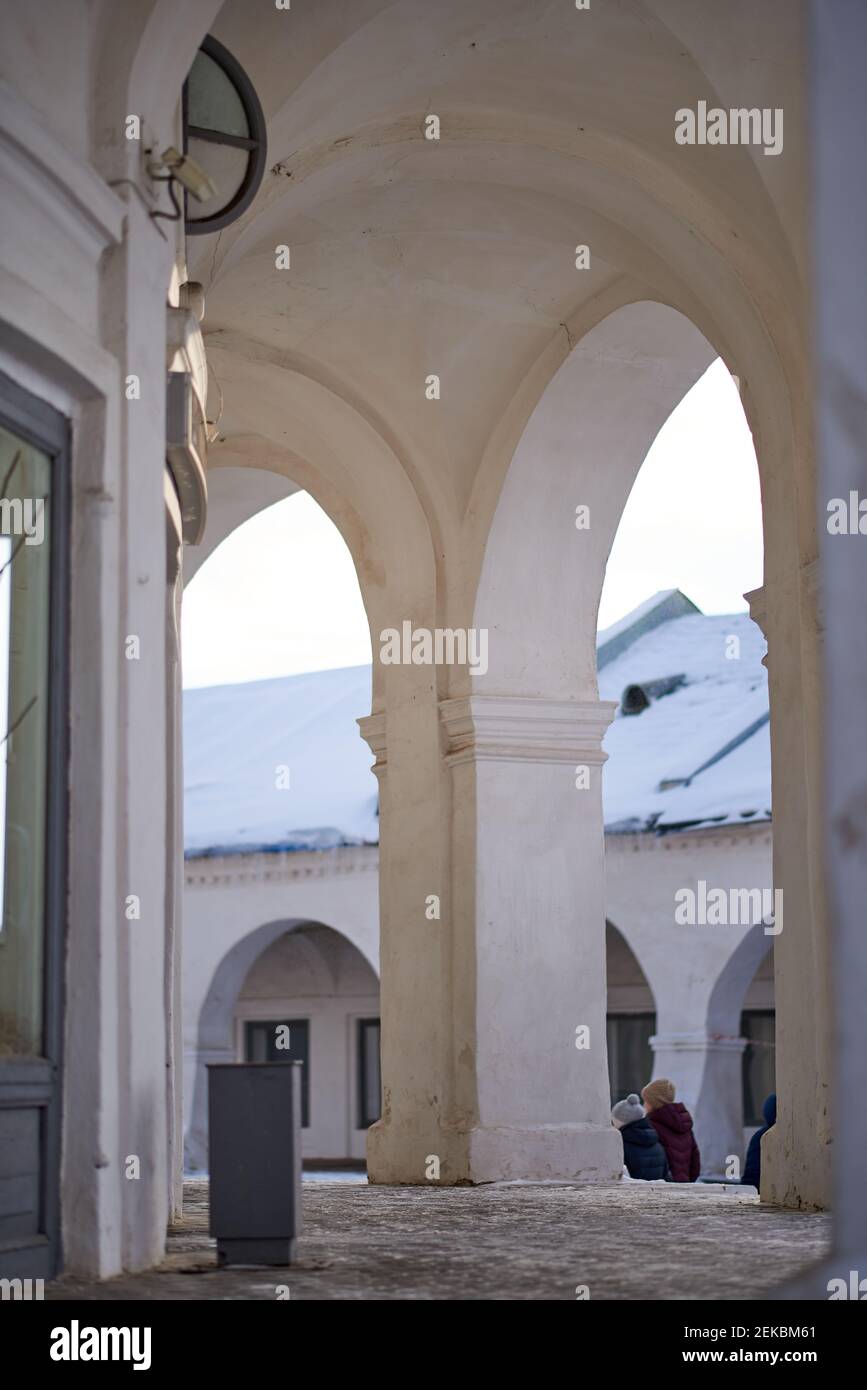 Ein Gewölbe ist eine selbsttragende gewölbte Form, meist aus Stein oder Ziegel, die dazu dient, einen Raum mit einer Decke oder einem Dach zu bedecken. Stockfoto