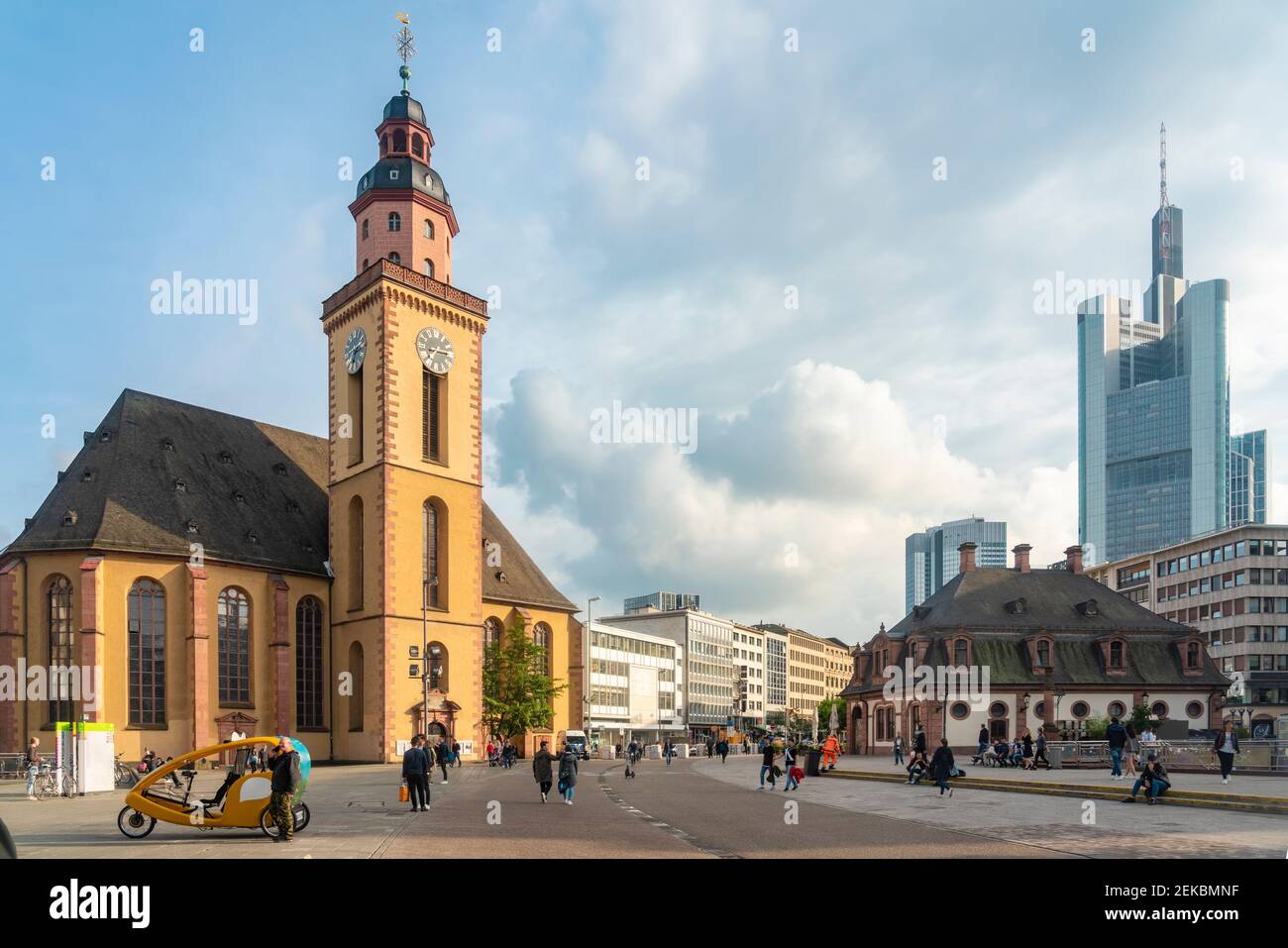 Deutschland, Frankfurt, Hauptwache, Niederwinklige Ansicht der Kirche St. Katherine und des Finanzviertels Stockfoto