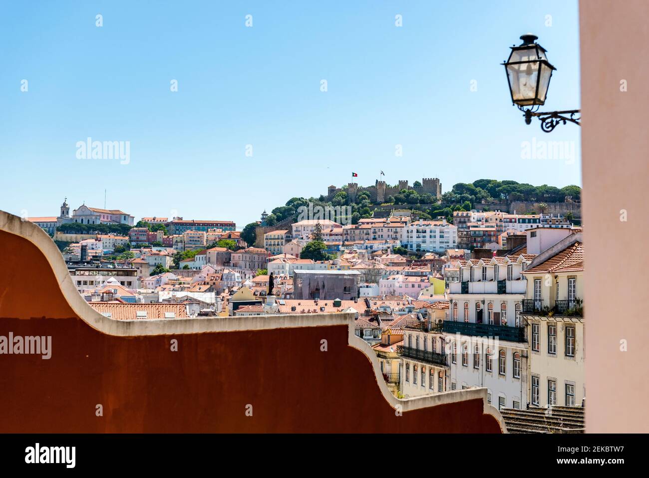 Portugal, Lissabon, Chiado, Calcada do Duque, Altstadtgebäude und so Jorge Castle Stockfoto