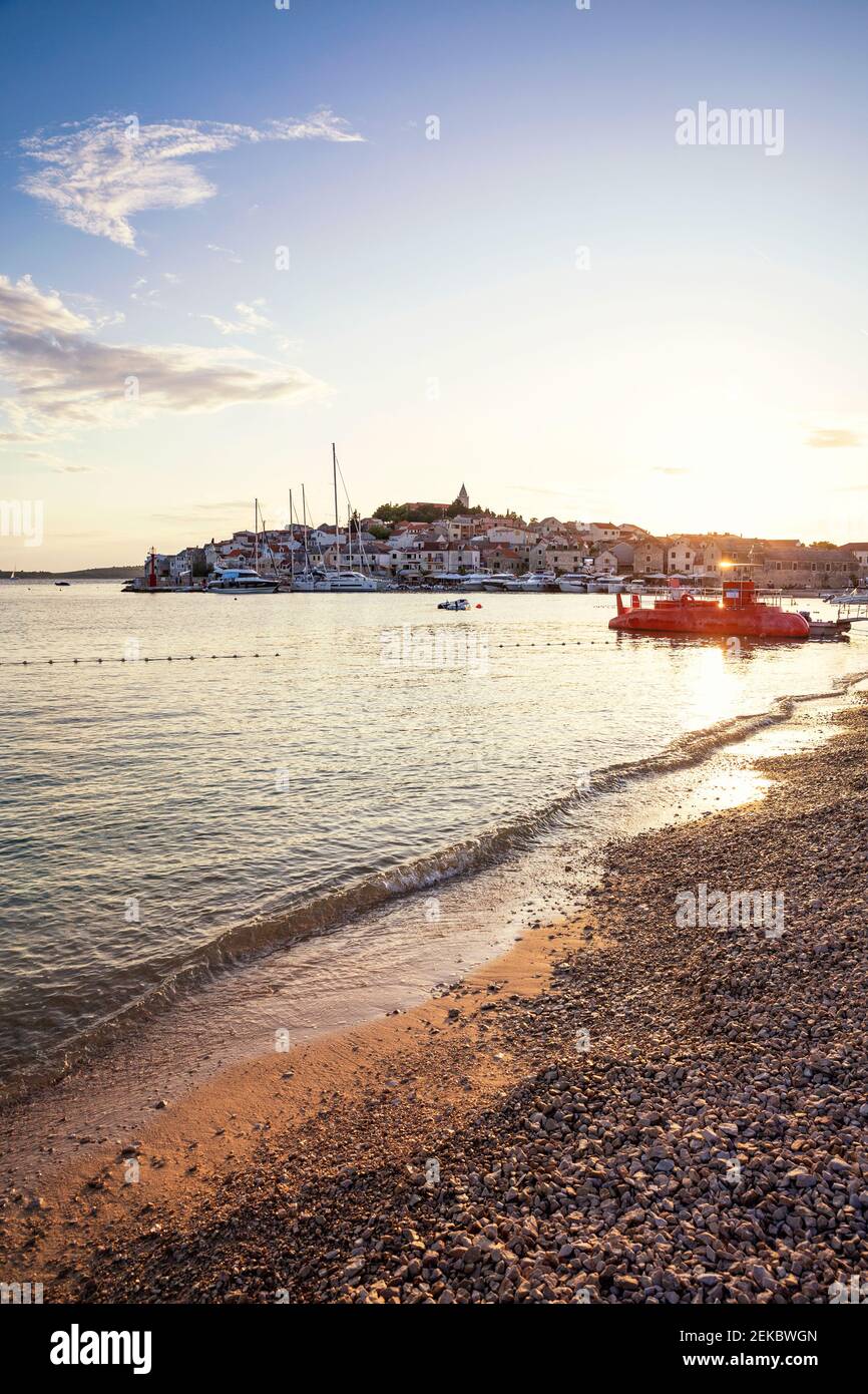 Primosten Stadt bei Sonnenuntergang in Sibenik-Knin, Kroatien Stockfoto