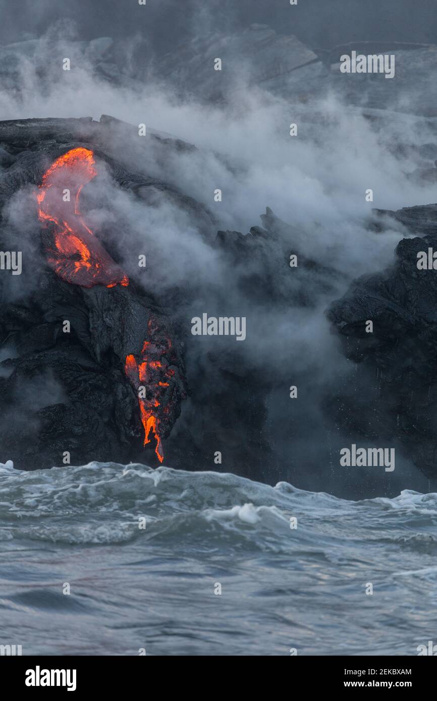USA, Hawaii, HI, Lava Fluss, der vom Kilauea Vulkan in den Pazifischen Ozean fließt. Stockfoto