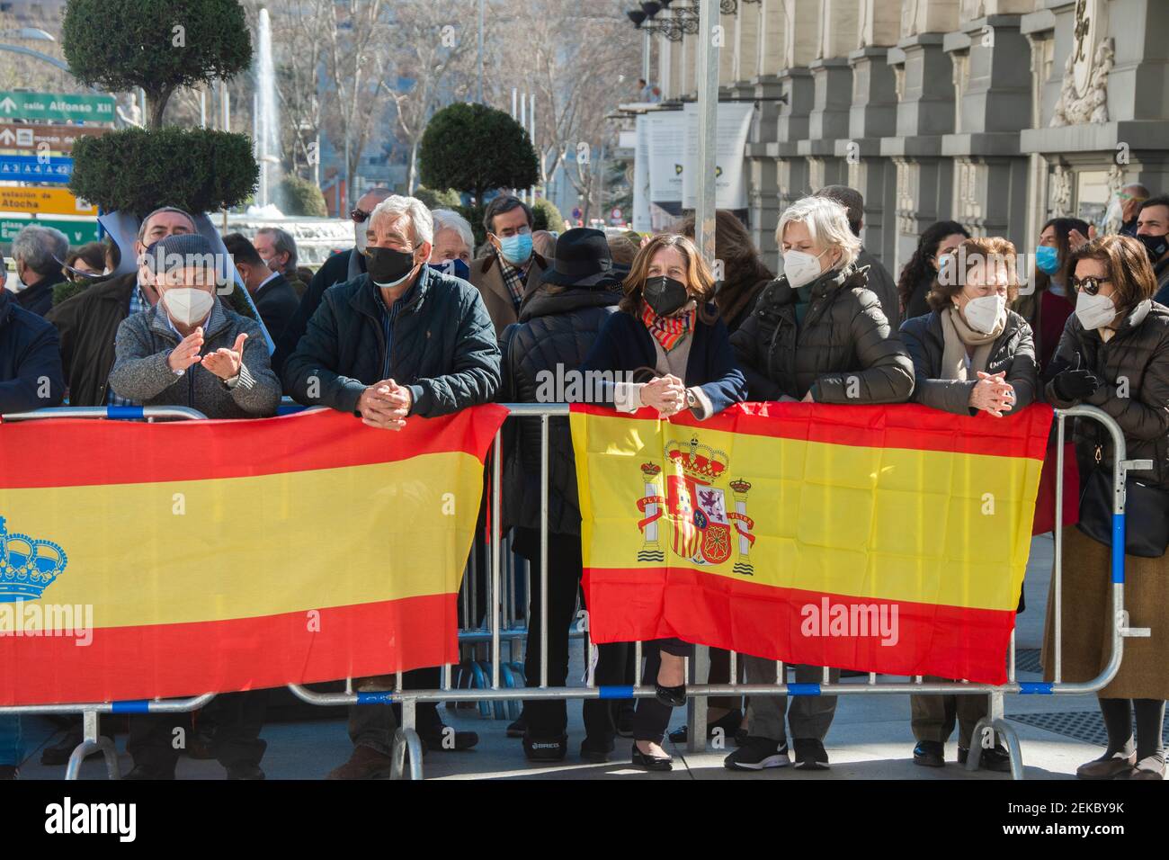 Jahrestag des 23-F-Putsches vor dem Kongress der Abgeordneten in Madrid, an dem der König von Spanien zum Jahrestag teilgenommen hat. Nationalisten und Unabhängige fordern, mit dem "Regime von 78" zu brechen die Parteien ERC, Junts, PDeCAT, EH Bildu, PNV, CUP und BNG, die nicht an der Sitzung teilgenommen haben Stockfoto
