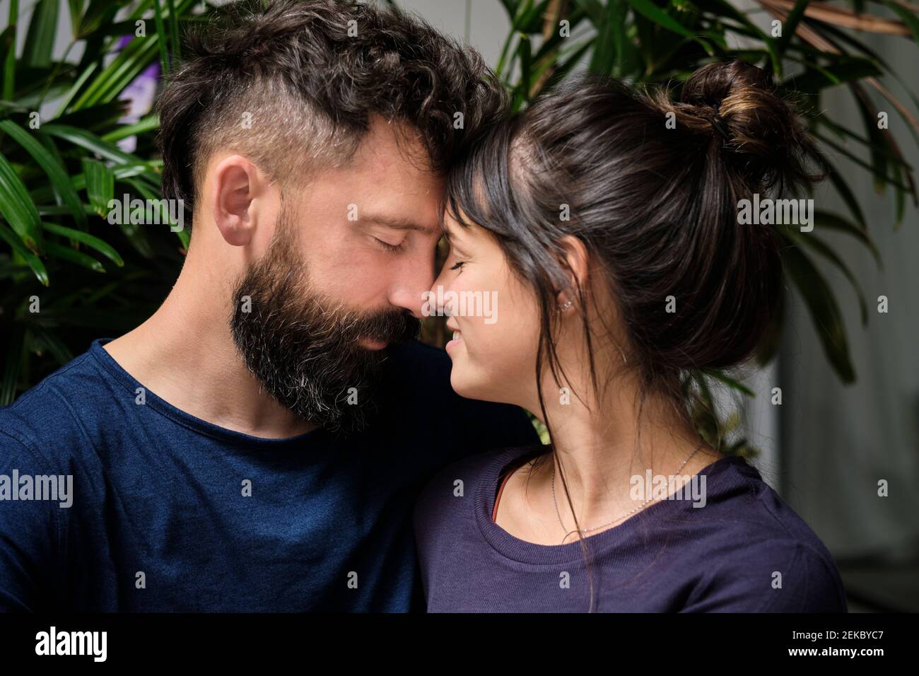 Porträt eines erwachsenen Paares berühren liebevoll mit Nasen Stockfoto