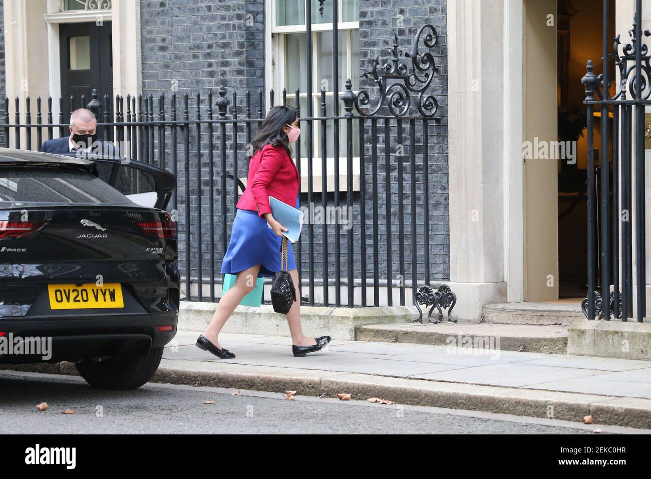London, England, Großbritannien. Februar 2021, 23rd. Die britische Generalstaatsanwältin Suella Braverman wird außerhalb der Downing Street 10 gesehen. Kredit: Tayfun Salci/ZUMA Wire/Alamy Live Nachrichten Stockfoto