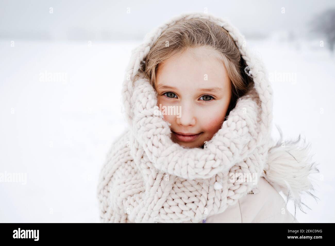 Kleines Mädchen mit gestricktem Schal im Winter bedeckt Stockfoto