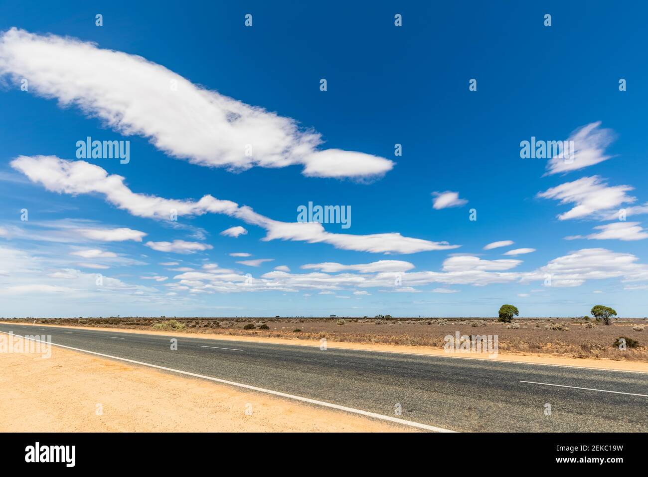 Australien, Südaustralien, Nullarbor Plain, Eyre Highway in der Wüste Stockfoto