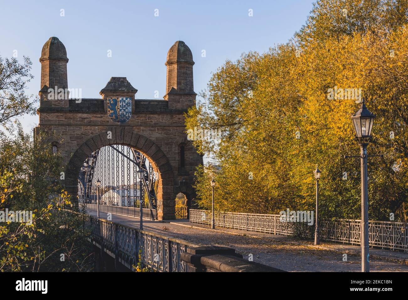 Deutschland, Hamburg, Harburg, Alte Harburger Elbbrücke im Herbst Stockfoto