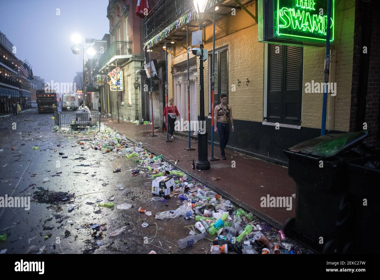 Während des Mardi Gras im French Quarter von New Orleans wird eine Bourbon Street voller Müll und Trümmer enthüllt. Stockfoto