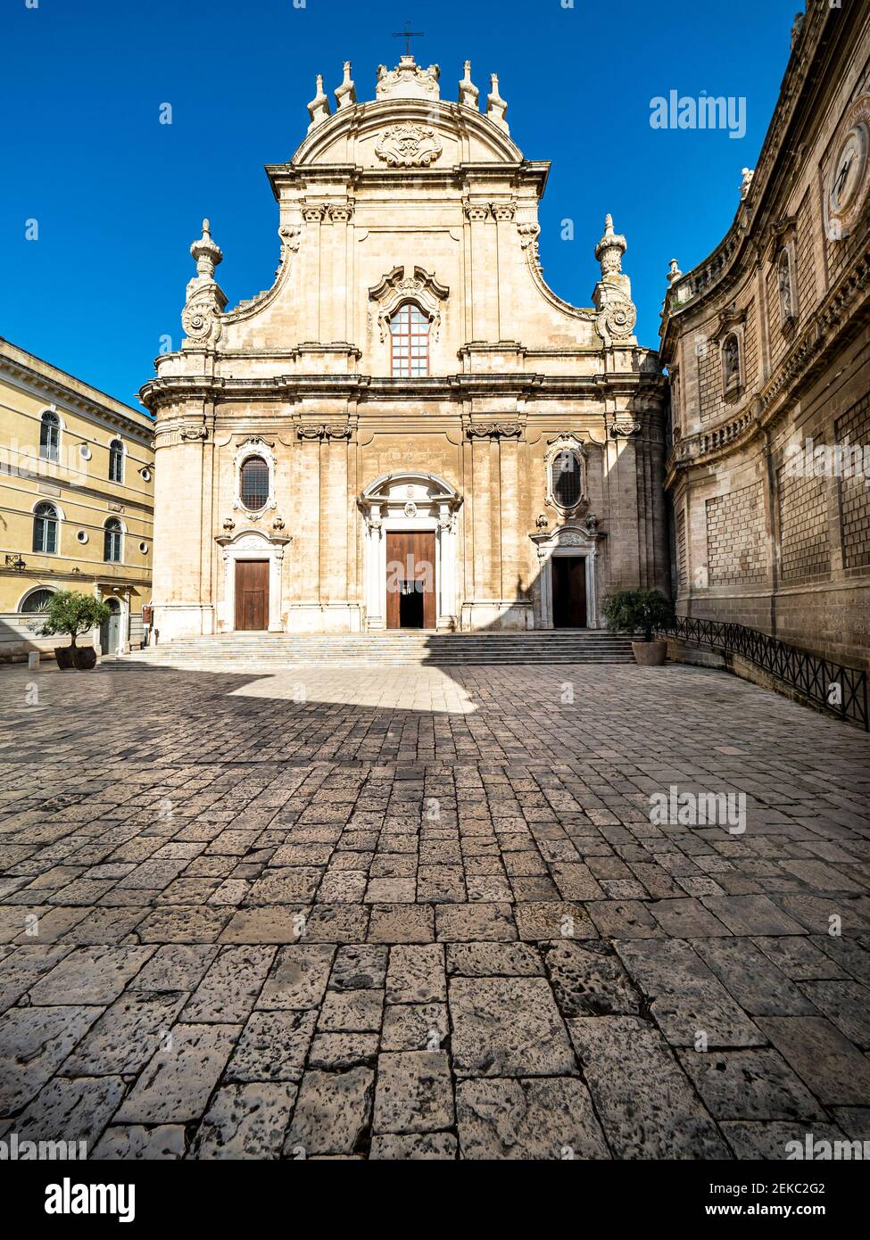 Kirche von San Salvatore gegen klaren Himmel am sonnigen Tag in Apulien, Italien Stockfoto