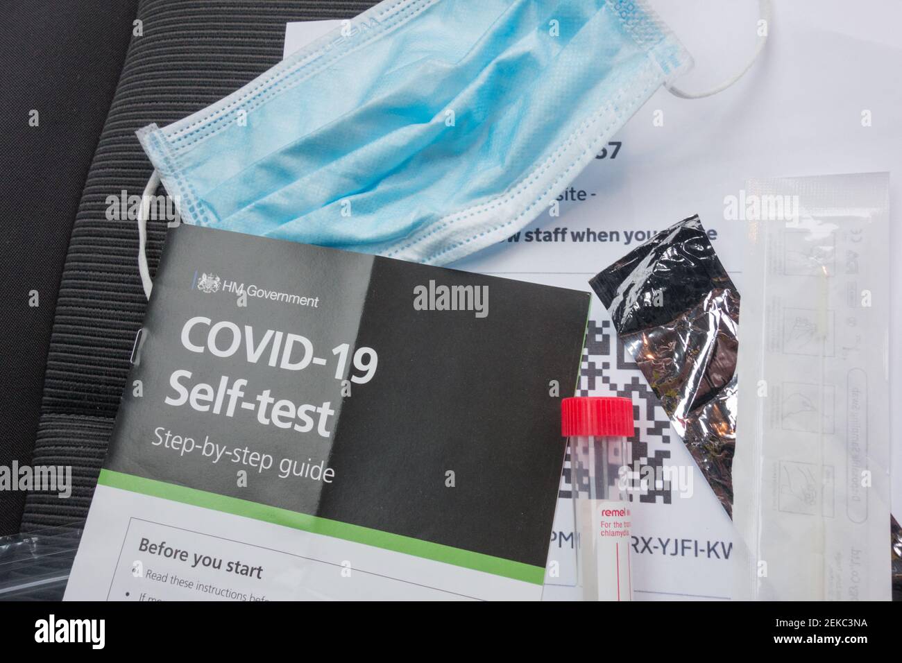 Covid-19 Selbsttest Schritt-für-Schritt-Anleitung und Zubehör Stockfoto