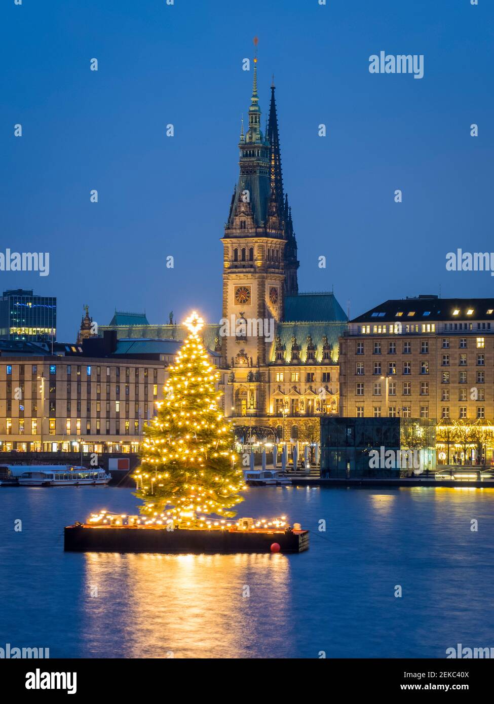 Deutschland, Hamburg, Binnenalster, Rathaus, See- und Stadtblick mit Weihnachtsschmuck Stockfoto