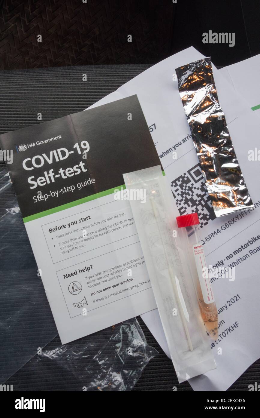 Covid-19 Selbsttest Schritt-für-Schritt-Anleitung und Zubehör Stockfoto