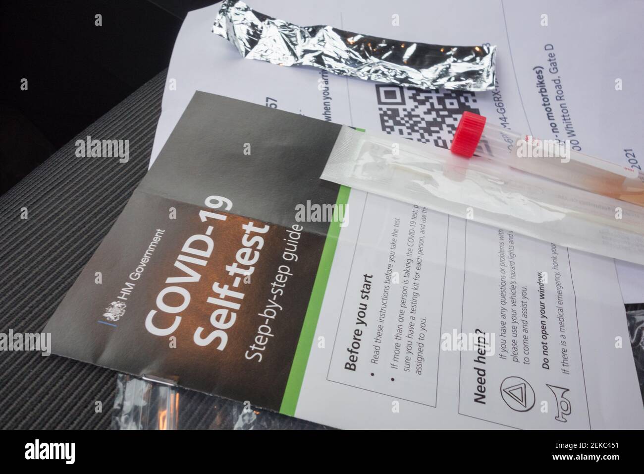Covid-19-Selbsttest Schritt-für-Schritt-Anleitung, Anleitung und Zubehör Stockfoto
