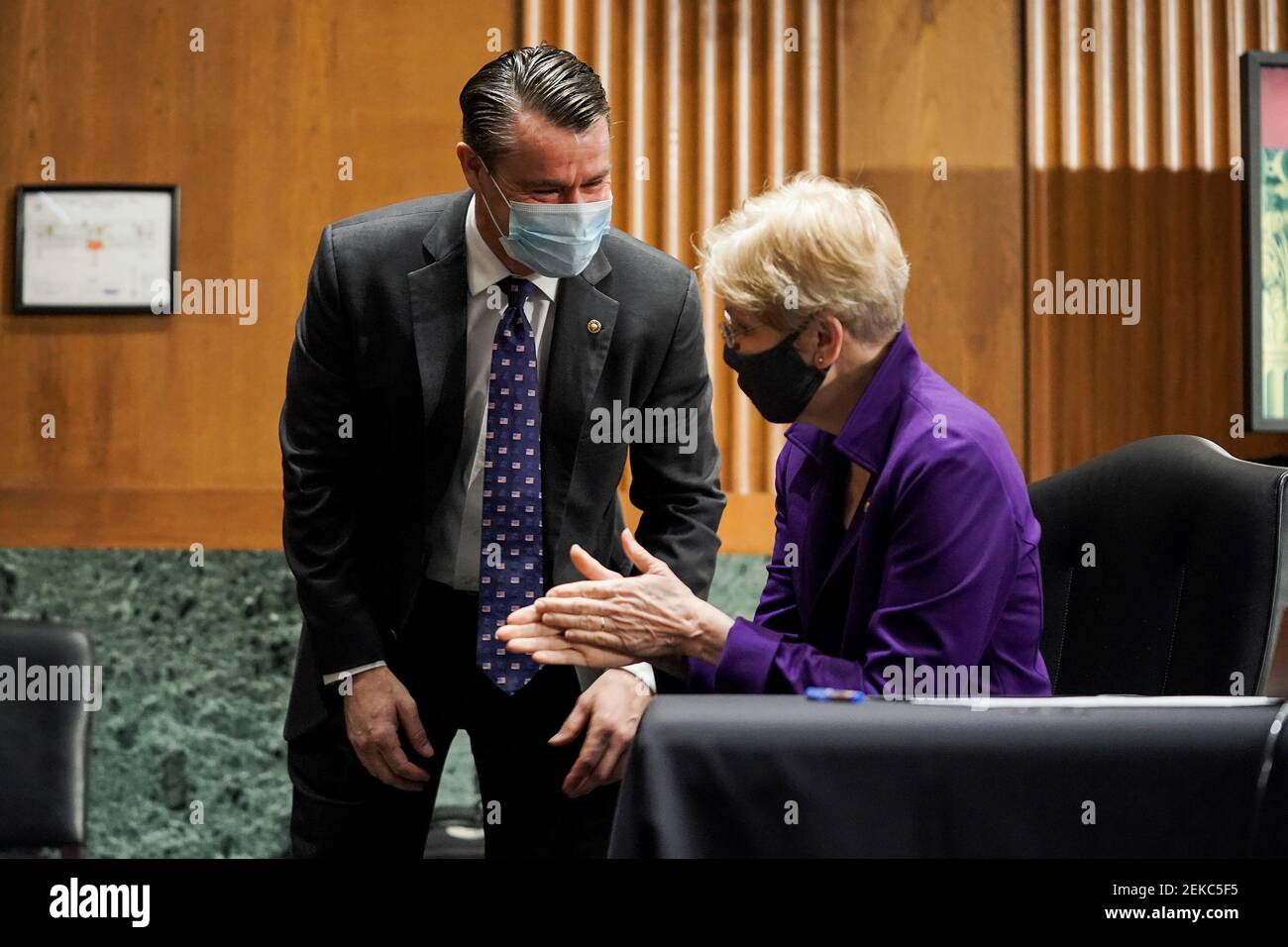 Washington, USA. Februar 2021, 23rd. Sen. Todd Young (R-Ind.) spricht Sen. Elizabeth Warren (D-Mass.) während einer Anhörung zur Nominierung des Finanzausschusses des Senats für den stellvertretenden Finanzminister Adewale Adeyemo am Dienstag, 23. Februar 2021 im Capitol Hill in Washington, DC (Foto von Greg Nash/Pool/Sipa USA) Quelle: SIPA USA/Alamy Live News Stockfoto