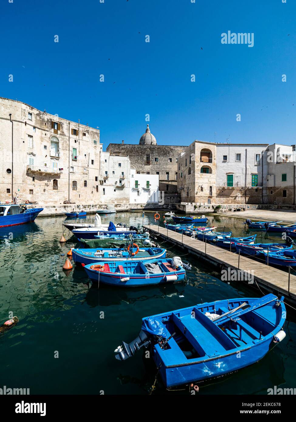 Monopoli Stadt in Apulien mit nautischen Schiffen im Meer an sonnigen Tag Stockfoto