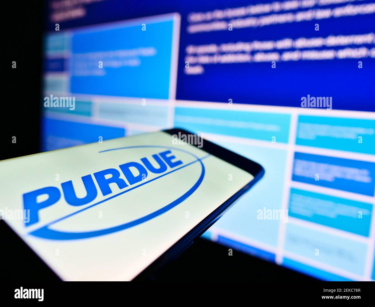 Smartphone mit Business-Logo des amerikanischen Pharmaunternehmens Purdue Pharma L.P. auf dem Bildschirm vor der Website. Fokus auf der Mitte des Telefondisplays. Stockfoto