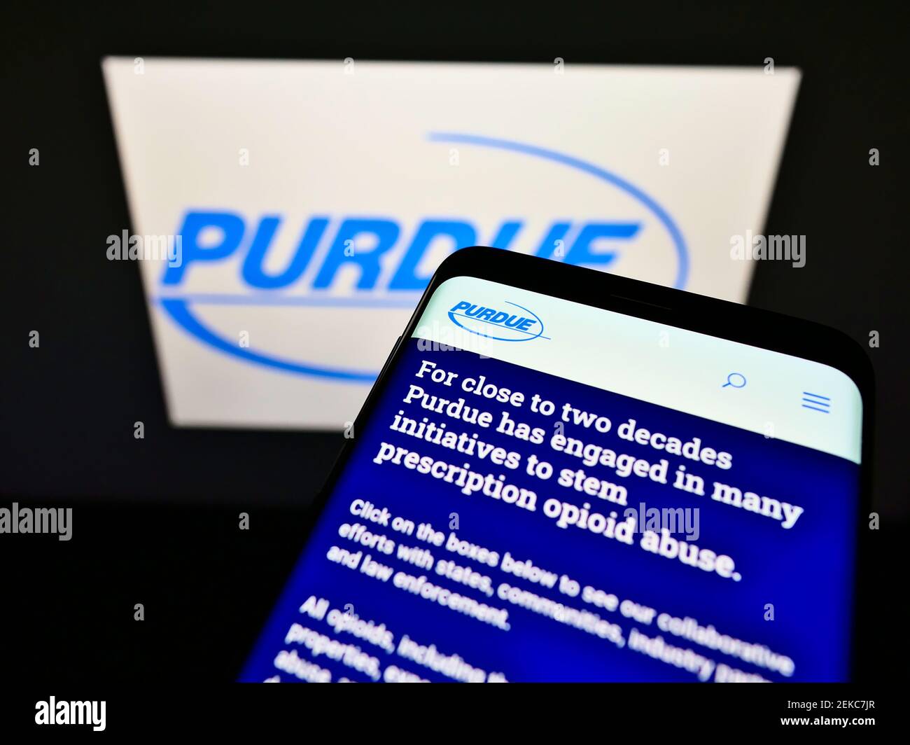 Handy mit Business-Website des US-Pharmaunternehmens Purdue Pharma L.P. auf dem Bildschirm vor dem Logo. Konzentrieren Sie sich auf die obere linke Seite des Telefondisplays. Stockfoto