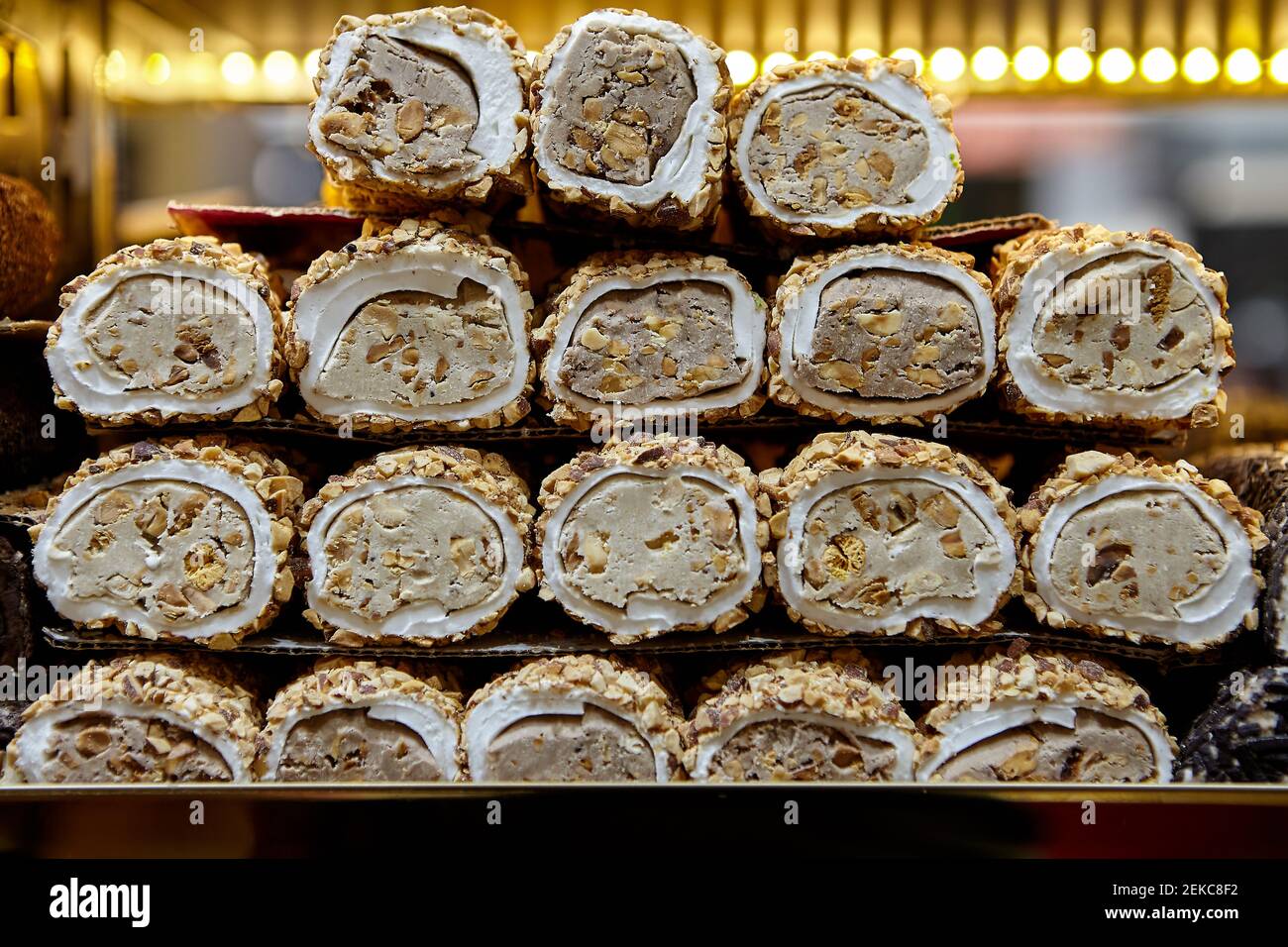 Türkische Süßwarenprodukte werden im Fenster des Konfektionsladens angezeigt. Stockfoto