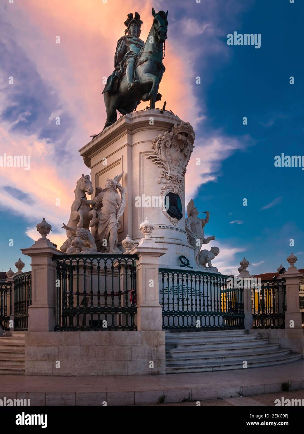 Portugal, Provinz Estremadura, Lissabon, Reiterstatue von König Jose I. in der Abenddämmerung Stockfoto