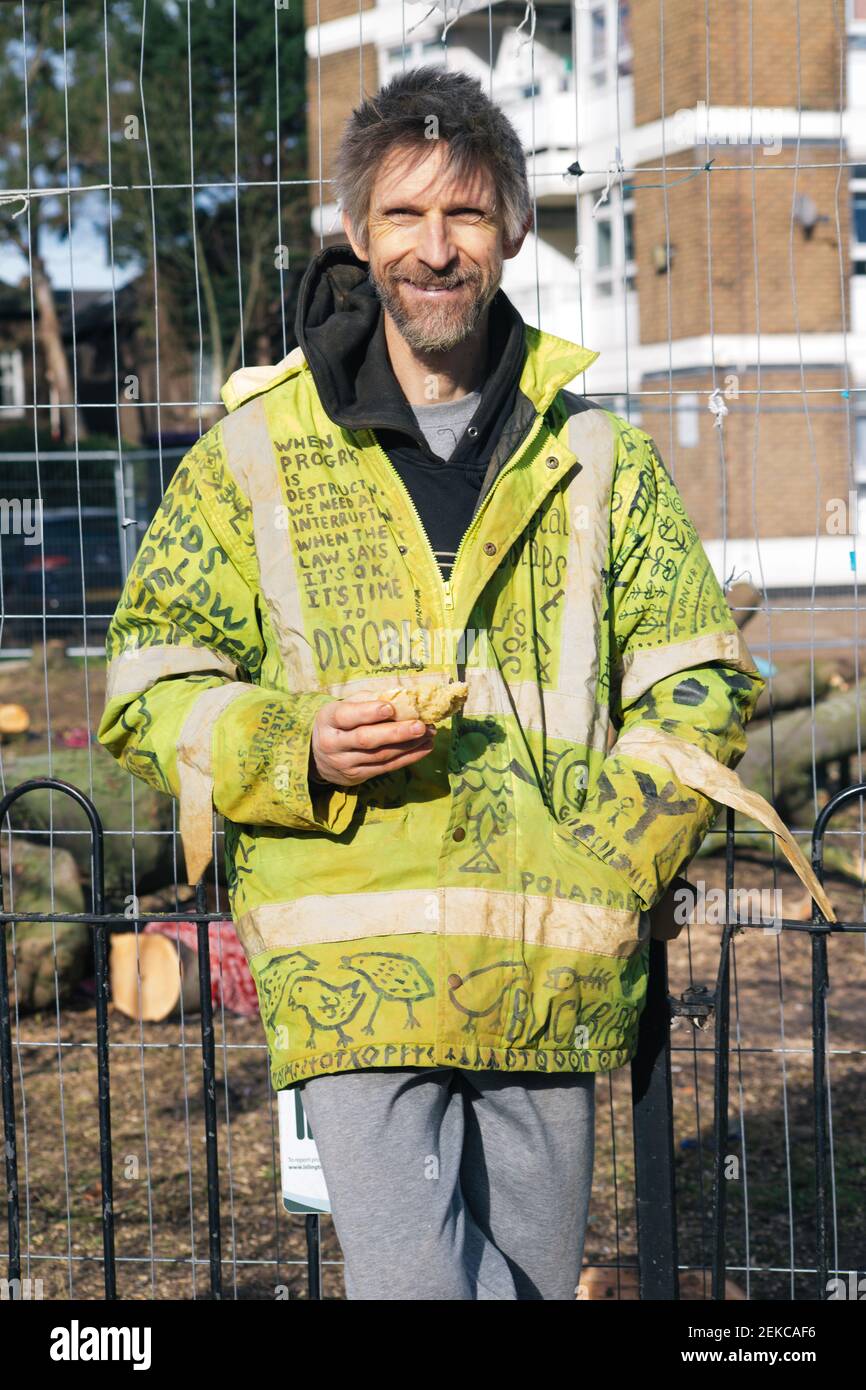 London, Großbritannien. Februar 2021, 23rd. London, Großbritannien 23rd. Februar 2021. Der Anti-HS2-Protestor Dr. Larch Maxey verlässt das Highbury Magistrate Court nach seiner Räumung aus dem Euston Square Gardens Tunnel. Dr. Maxey verbrachte 27 Tage im Tunnel, nachdem Gerichtsvollzieher alle seine Besitztümer, Nahrung und Wasser entfernt hatten. Die Demonstranten setzen sich gegen das vorgeschlagene Projekt HS2 und die Zerstörung von Bäumen und Grünflächen in der Hauptstadt ein.Quelle: Denise Laura Baker/Alamy Live News Stockfoto