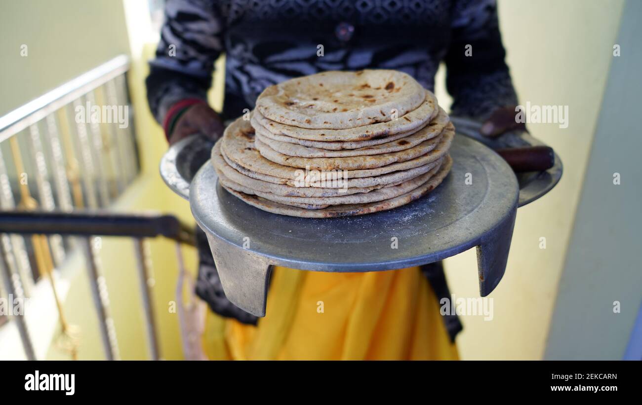 Köstliche Weizen Chapati oder Brot in den ländlichen Dörfern in Indien. Frauen halten viele Chapatis in einem Teller bekannt uns Roti. Stockfoto