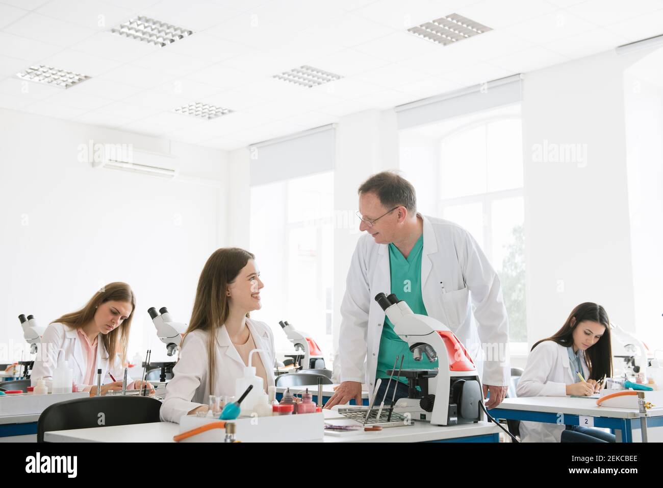 Studenten und Lehrer arbeiten in der Wissenschaft Klasse Stockfoto