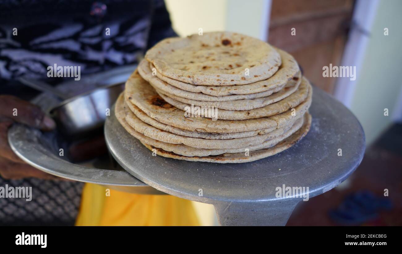 Köstliche Weizen Chapati oder Brot in den ländlichen Dörfern in Indien. Frauen halten viele Chapatis in einem Teller bekannt uns Roti. Stockfoto