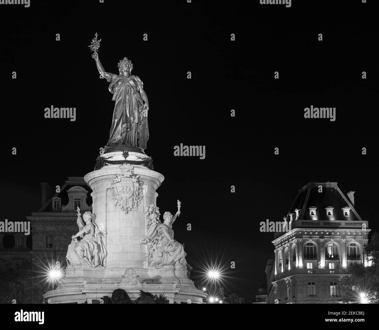 Frankreich, Ile-de-France, Paris, Monument a la Republique am Place de la Republique bei Nacht Stockfoto
