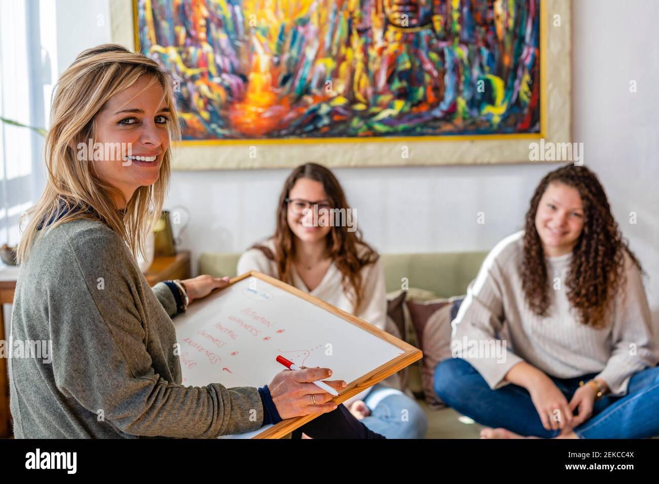 Psychiatrische Fachkraft und weibliche Patienten am Arbeitsplatz während Sitzung Stockfoto