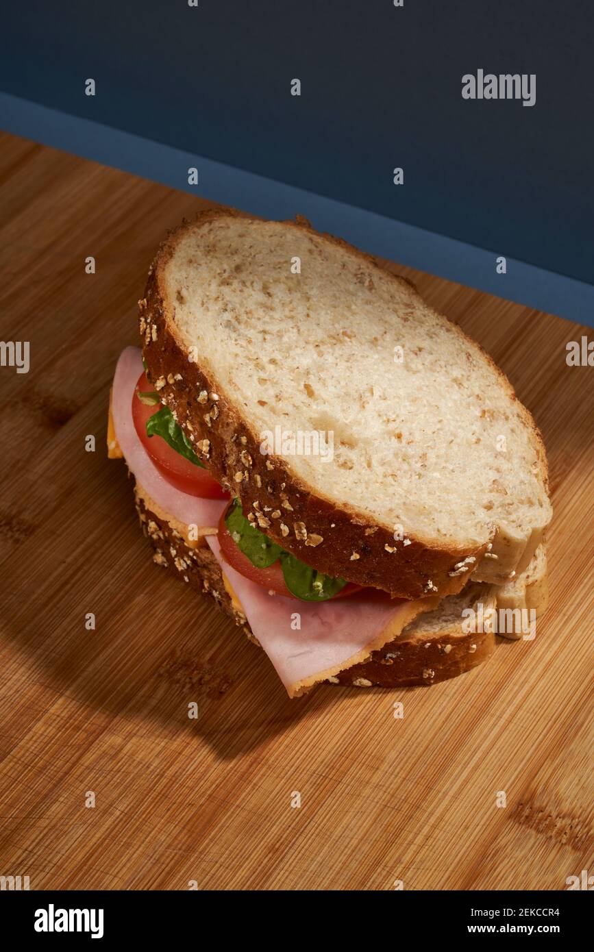 Schinken-Sandwich auf Schneidebrett im Innenbereich Stockfoto