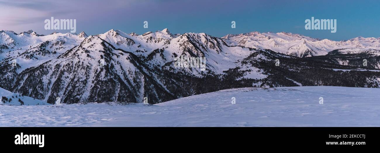 Schönen schneebedeckten Berg bei Sonnenaufgang Stockfoto