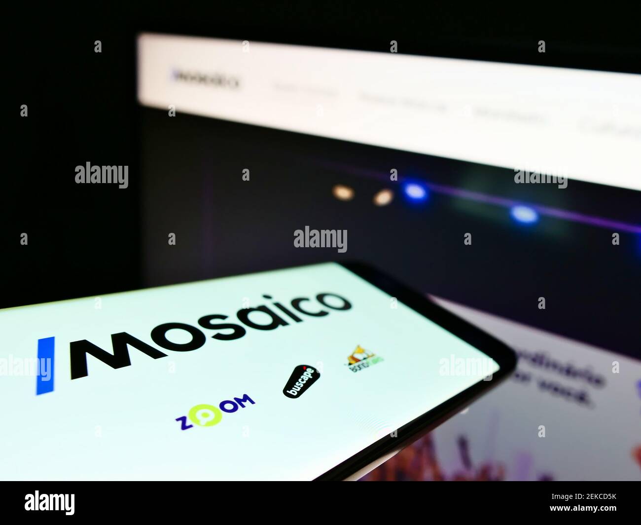 Handy mit Logo der brasilianischen E-Commerce-Firma Mosaico Tecnologia auf dem Bildschirm vor der Business-Website. Konzentrieren Sie sich auf die Mitte links des Telefondisplays. Stockfoto