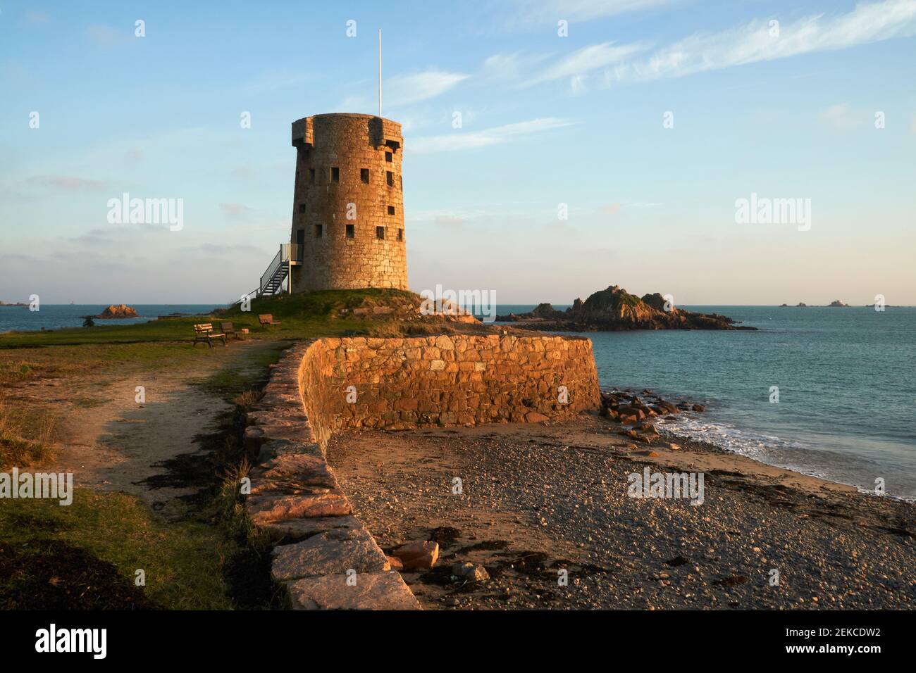 Le Hocq Turm in Jersey, einer der Kanalinseln. Der Turm wurde 1781 gebaut, um gegen die Invasion aus dem Meer zu verteidigen. Stockfoto